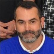 Soy un diseñador de interiores titulado y colegiado, completé mi formación con un master en Restauración y diseño de espacios comerciales